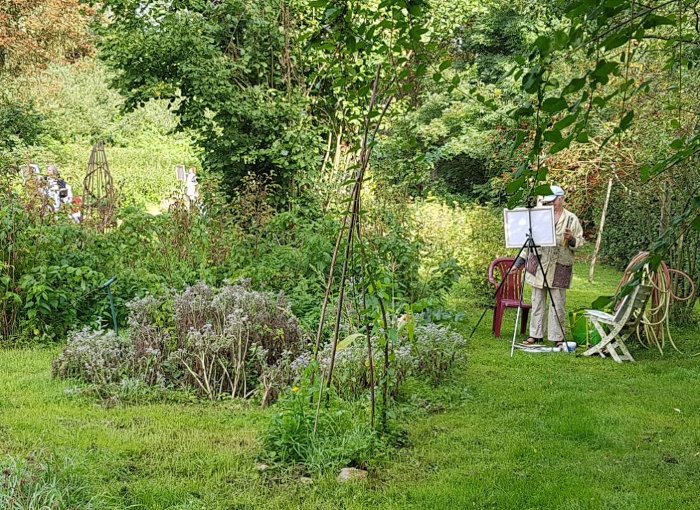 Deelneemster aan het schilderen in de tuin tijdens schildercursus in Frankrijk