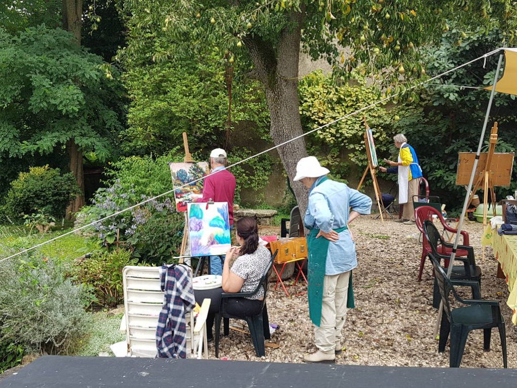 Deelnemers op het terras tijdens schildercursus in Frankrijk