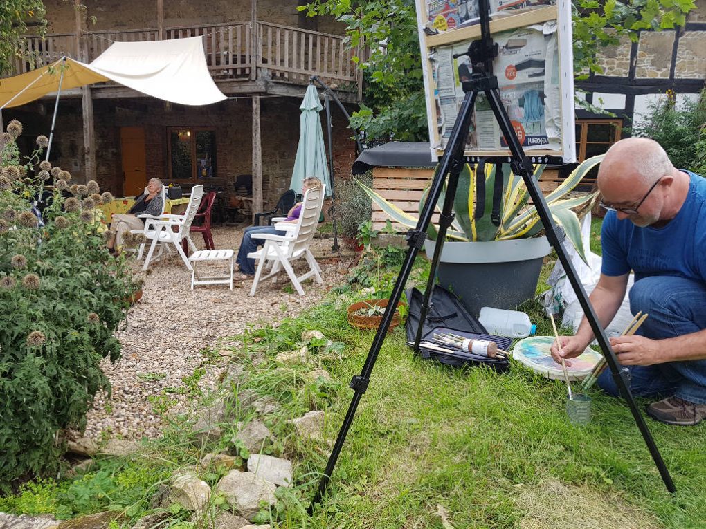 Genieten in de tuin tijdens schildercursus in Frankrijk