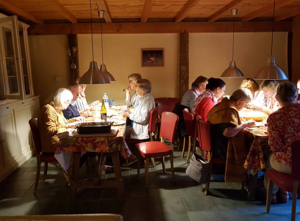 Gezellig samen dineren tijdens schildercursus in Frankrijk