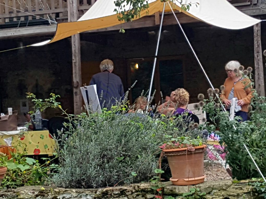 Samen in de tuin tijdens schildercursus in Frankrijk