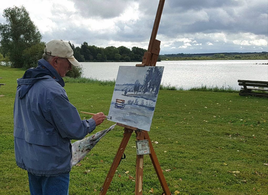Schilderen aan het meer tijdens schildercursus in Frankrijk
